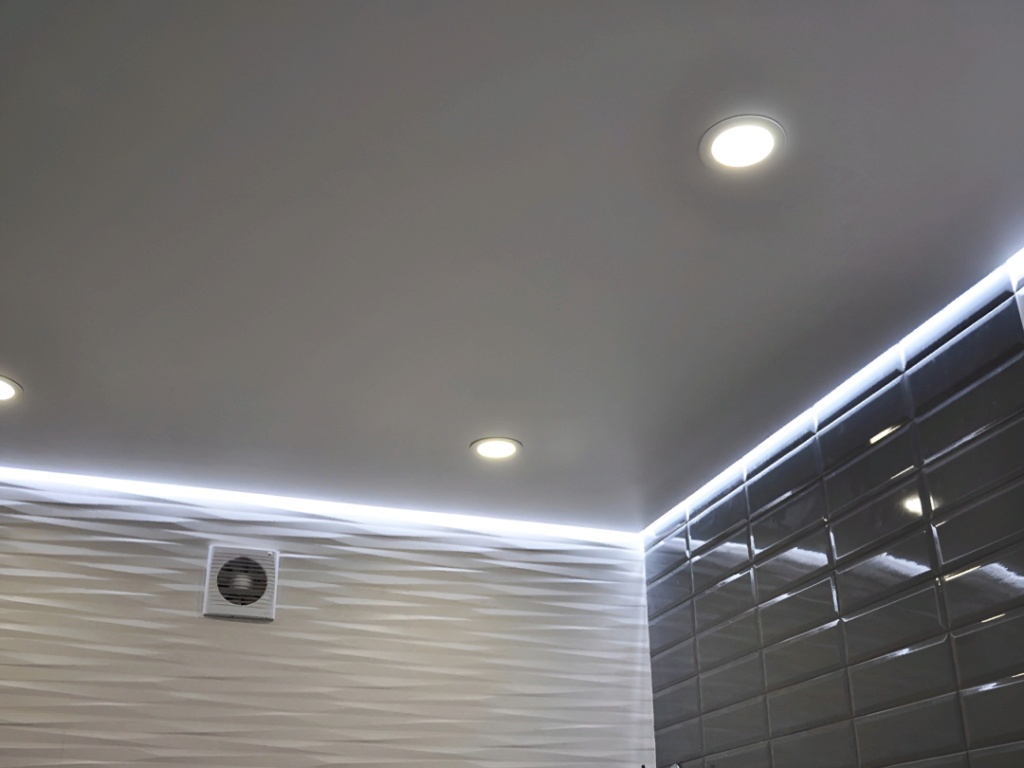 Натяжная конструкция в ванную